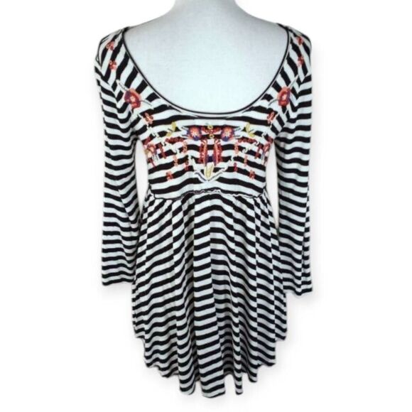 CAITE BLACK & WHITE BOHO-INSPIRED TUNIC W/FLORAL EMBROIDERY ON BACK SZ.S EUC. - Picture 3 of 4